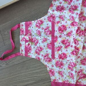 NWOT European Floral Pink Apron with Pockets